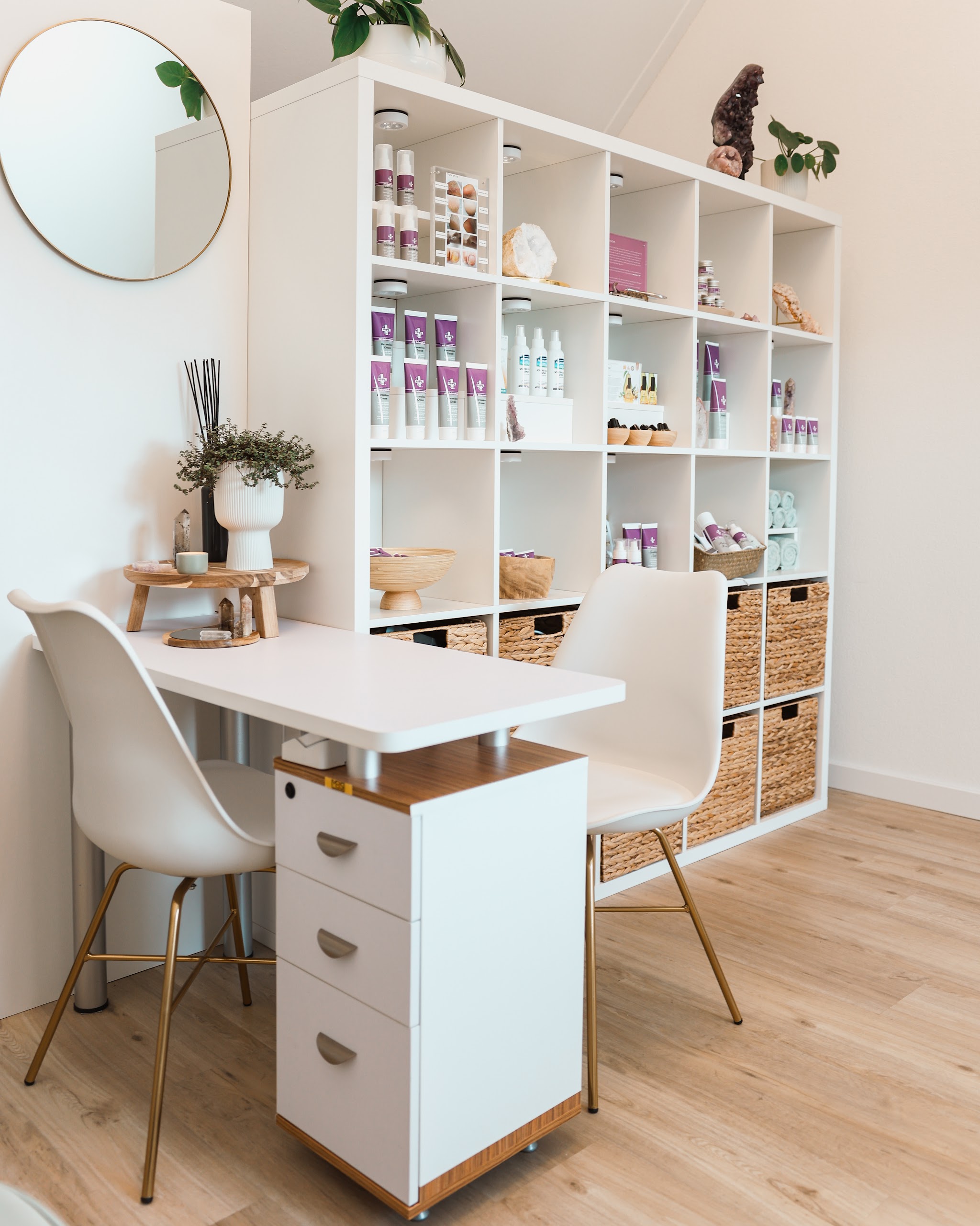 De werktafel met twee stoelen en een kast met verzorgingsproducten