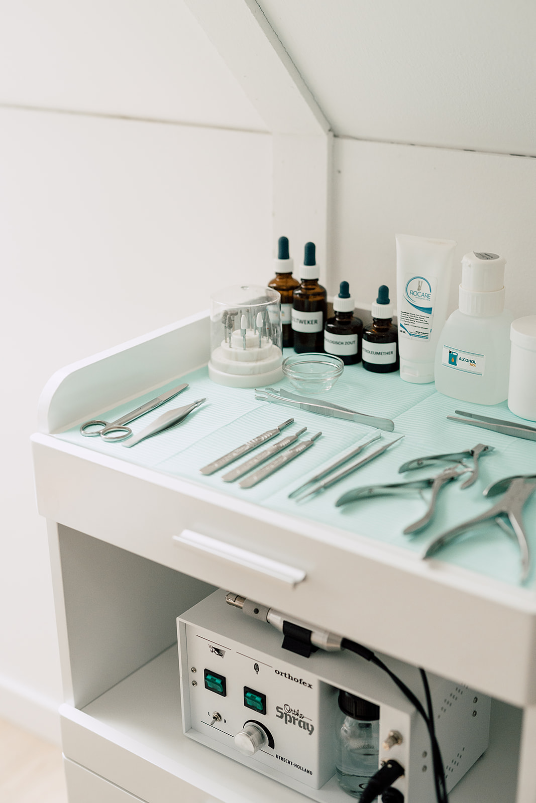 Het instrumentenblad met nageltangen en de freesmachine